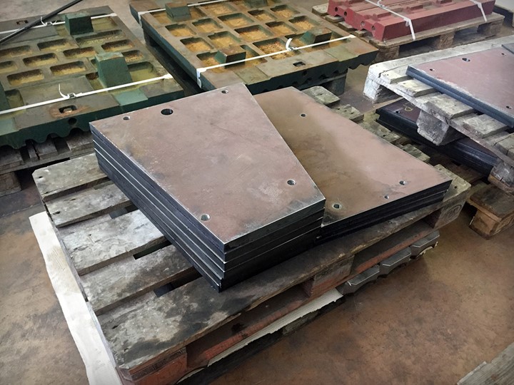 Toggle plate, seat plate and lateral wear plate.